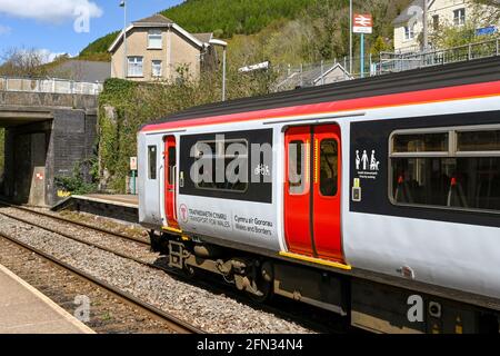 Ynysowen, Merthyr Tydfil, pays de Galles - Mai 2021: Train Pssenger exploité par transport pour le pays de Galles sur le point de quitter la gare de Ynysowen à Merthyr Vale. Banque D'Images