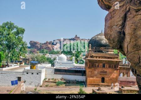 Vue sur la ville de Badami depuis le sommet du temple de la grotte de Badami. Le même cadre de la photo montre le temple sur la colline et la mosquée en dessous. Banque D'Images