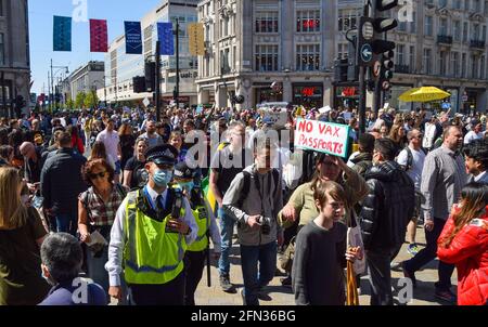 Londres, Royaume-Uni. 24 avril 2021. Foule à Oxford Street lors de la manifestation anti-verrouillage. Des milliers de personnes ont défilé dans le centre de Londres pour protester contre les passeports sanitaires, les masques protecteurs, les vaccins Covid et les restrictions de confinement. Banque D'Images