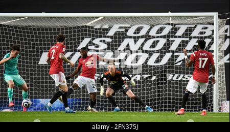 Diogo Jota (à gauche) de Liverpool marque son premier but du match de la Premier League à Old Trafford, Manchester. Date de la photo: Jeudi 13 mai 2021. Banque D'Images