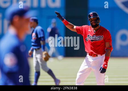 CLEVELAND, OH - MAI 12 : Amed Rosario (1) des Cleveland Indians réagit après un RBI double à gauche champ dans le sixième repas d'un match contre le C Banque D'Images