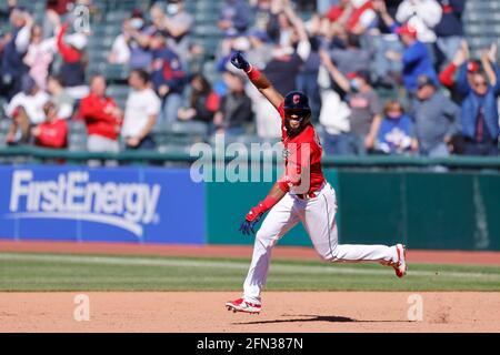 CLEVELAND, OH - MAI 12 : Amed Rosario (1) des Cleveland Indians réagit après un single de marche à conduire dans la course gagnante dans le dixième repas d'un Banque D'Images