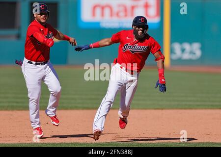 CLEVELAND, OH - MAI 12 : Amed Rosario (1) des Cleveland Indians réagit après un single de marche à conduire dans la course gagnante dans le dixième repas d'un Banque D'Images