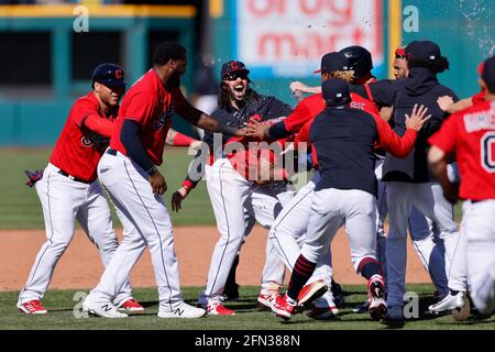 CLEVELAND, OH - 12 MAI : Amed Rosario (1) des Cleveland Indians fête avec ses coéquipiers après un single de marche pour conduire dans la course gagnante dans le Banque D'Images