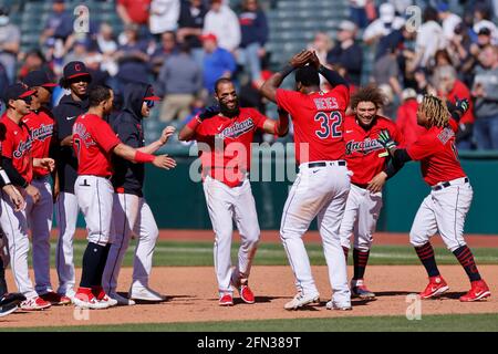 CLEVELAND, OH - 12 MAI : Amed Rosario (1) des Cleveland Indians fête avec ses coéquipiers après un single de marche pour conduire dans la course gagnante dans le Banque D'Images