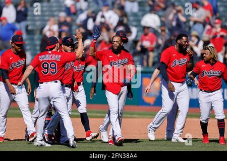 CLEVELAND, OH - 12 MAI : Amed Rosario (1) des Cleveland Indians fête avec ses coéquipiers après un single de marche pour conduire dans la course gagnante dans le Banque D'Images