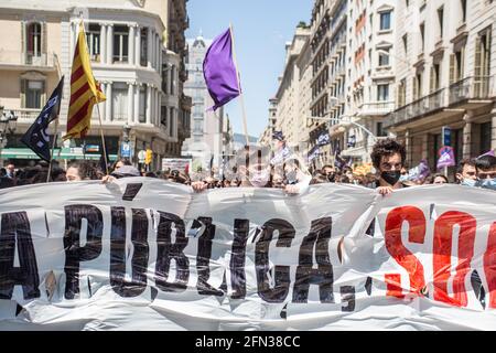 Barcelone, Catalogne, Espagne. 13 mai 2021. Les manifestants sont vus avec la plaque.quelque 700 étudiants ont manifesté ce jeudi dans le centre de Barcelone à la suite de la grève des syndicats étudiants. La grève fait partie de la campagne pour que les recteurs signent l'engagement contre la crise de l'éducation, où ils demandent l'égalisation des prix des maîtresses et des diplômes et la rémunération obligatoire des stages. Credit: Thiago Prudencio/DAX/ZUMA Wire/Alay Live News Banque D'Images