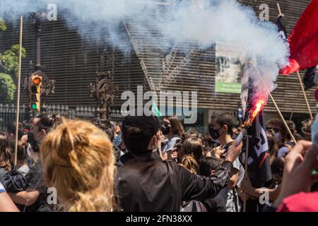 Barcelone, Catalogne, Espagne. 13 mai 2021. Le manifestant est vu avec FLARE.quelque 700 étudiants ont manifesté ce jeudi dans le centre de Barcelone à la suite de la grève des syndicats étudiants. La grève fait partie de la campagne pour que les recteurs signent l'engagement contre la crise de l'éducation, où ils demandent l'égalisation des prix des maîtresses et des diplômes et la rémunération obligatoire des stages. Credit: Thiago Prudencio/DAX/ZUMA Wire/Alay Live News Banque D'Images