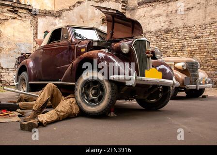 Riga, Lettonie 22 2007 juin : le cabriolet 1937 de Chevrolet 4000cc est réparé par mehanic dans la rue de Peking à Paris Rally dans les États baltes Banque D'Images