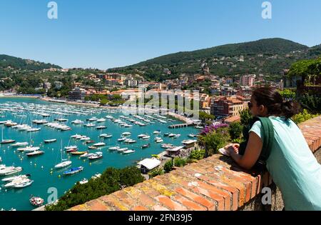 Lerici, Ligurie, Italie. Juin 2020. Une femme isolée d'âge moyen a pris son masque pour se défendre contre le coronavirus. Paysage marin incroyable. Concept o Banque D'Images