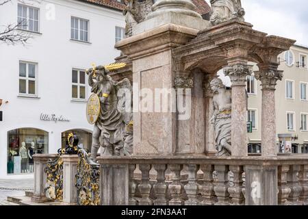 Statue et fontaine de style gothique historique dans la ville bavaroise de Straubing en Allemagne. Banque D'Images