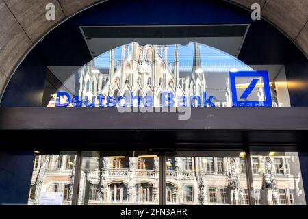 Deutsche Bank sur la fenêtre d'une succursale dans Munich Banque D'Images