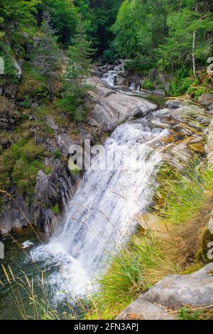 Vue sur la chute d'eau de Popina Luka près de la ville de Sandanski, montagne de Pirin, Bulgarie Banque D'Images