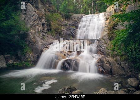 Vue sur la chute d'eau de Popina Luka près de la ville de Sandanski, montagne de Pirin, Bulgarie Banque D'Images