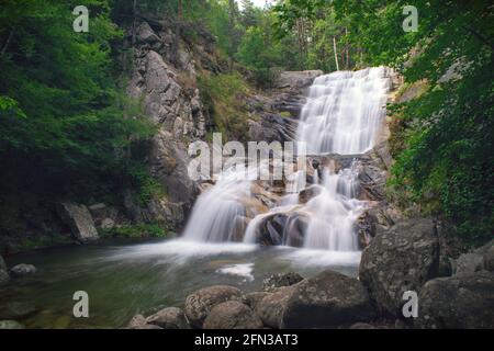 Vue sur la chute d'eau de Popina Luka près de la ville de Sandanski, montagne de Pirin, Bulgarie Banque D'Images