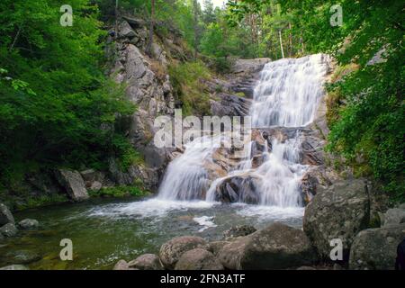 Vue sur la chute d'eau de Popina Luka près de la ville de Sandanski, montagne de Pirin, Bulgarie Banque D'Images