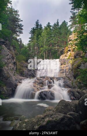 Vue sur la chute d'eau de Popina Luka près de la ville de Sandanski, montagne de Pirin, Bulgarie Banque D'Images