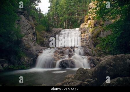 Vue sur la chute d'eau de Popina Luka près de la ville de Sandanski, montagne de Pirin, Bulgarie Banque D'Images