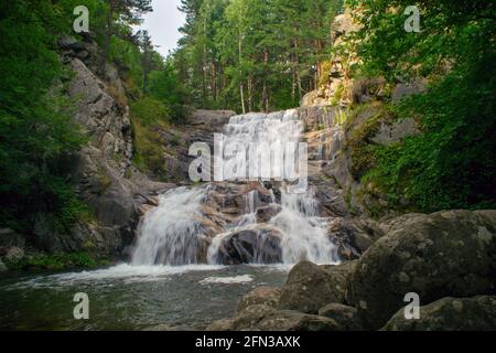 Vue sur la chute d'eau de Popina Luka près de la ville de Sandanski, montagne de Pirin, Bulgarie Banque D'Images