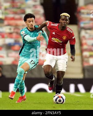 Curtis Jones de Liverpool (à gauche) et Paul Pogba de Manchester United se battent pour le ballon lors du match de la Premier League à Old Trafford, Manchester. Date de la photo: Jeudi 13 mai 2021. Banque D'Images