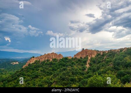 Paysage de coucher de soleil des pyramides de Melnik près du village de Rozhen, dans le sud-ouest de la Bulgarie. Pyramides de sable dans les montagnes Pirin, vue de Rozhen - Melni Banque D'Images