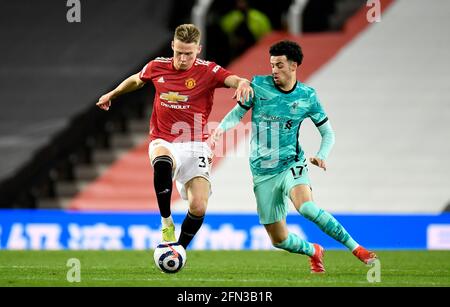 Scott McTominay de Manchester United (à gauche) et Curtis Jones de Liverpool (à droite) se battent pour le ballon lors du match de la Premier League à Old Trafford, Manchester. Date de la photo: Jeudi 13 mai 2021. Banque D'Images