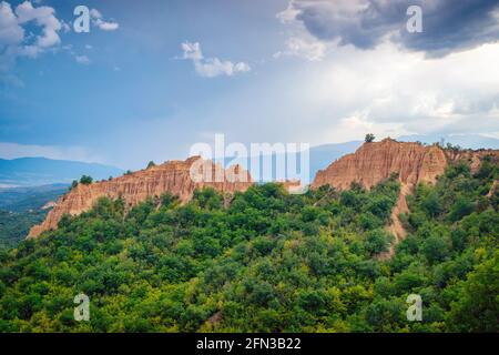 Paysage de coucher de soleil des pyramides de Melnik près du village de Rozhen, dans le sud-ouest de la Bulgarie. Pyramides de sable dans les montagnes Pirin, vue de Rozhen - Melni Banque D'Images