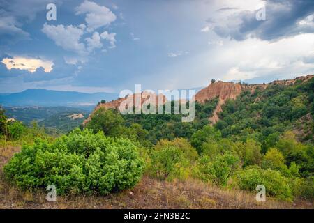 Paysage de coucher de soleil des pyramides de Melnik près du village de Rozhen, dans le sud-ouest de la Bulgarie. Pyramides de sable dans les montagnes Pirin, vue de Rozhen - Melni Banque D'Images