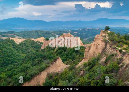 Paysage de coucher de soleil des pyramides de Melnik près du village de Rozhen, dans le sud-ouest de la Bulgarie. Pyramides de sable dans les montagnes Pirin, vue de Rozhen - Melni Banque D'Images