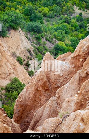 Paysage de coucher de soleil des pyramides de Melnik près du village de Rozhen, dans le sud-ouest de la Bulgarie. Pyramides de sable dans les montagnes Pirin, vue de Rozhen - Melni Banque D'Images