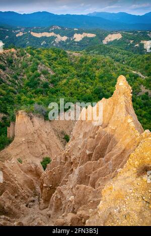 Paysage de coucher de soleil des pyramides de Melnik près du village de Rozhen, dans le sud-ouest de la Bulgarie. Pyramides de sable dans les montagnes Pirin, vue de Rozhen - Melni Banque D'Images