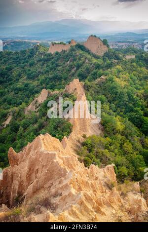 Paysage de coucher de soleil des pyramides de Melnik près du village de Rozhen, dans le sud-ouest de la Bulgarie. Pyramides de sable dans les montagnes Pirin, vue de Rozhen - Melni Banque D'Images