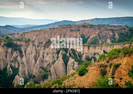 Paysage de coucher de soleil des pyramides de Melnik près du village de Rozhen, dans le sud-ouest de la Bulgarie. Pyramides de sable dans les montagnes Pirin, vue de Rozhen - Melni Banque D'Images