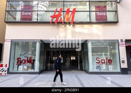 Panneaux H et M dans le centre-ville de Fulda Banque D'Images