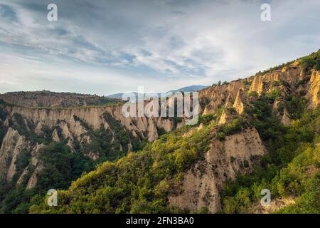 Paysage de coucher de soleil des pyramides de Melnik près du village de Rozhen, dans le sud-ouest de la Bulgarie. Pyramides de sable dans les montagnes Pirin, vue de Rozhen - Melni Banque D'Images