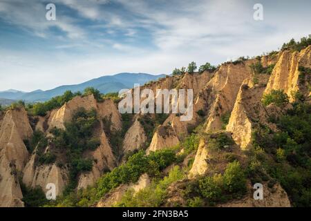 Paysage de coucher de soleil des pyramides de Melnik près du village de Rozhen, dans le sud-ouest de la Bulgarie. Pyramides de sable dans les montagnes Pirin, vue de Rozhen - Melni Banque D'Images