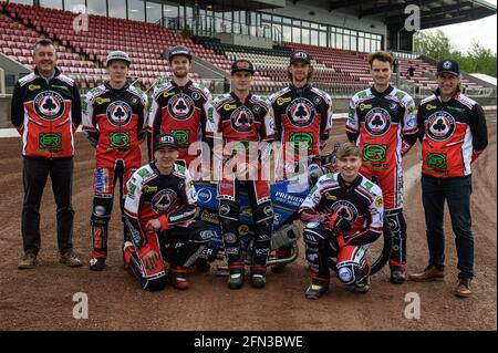 Manchester, Royaume-Uni. 13 mai 2021. MANCHESTER, ROYAUME-UNI. 13 MAI. Belle vue Aces 2021 arrière (l-r) Adrian Smith (promoteur), Dan Bewley, Brady Kurtz, Steve Worrall, Charles Wright, Richie Worrall Mark Lemon (directeur) agenouillement: JYE Etheridge, Tom Brennan lors de la Journée des médias Belle vue Aces au Stade National Speedway, Manchester, le jeudi 13 mai 2021. (Credit: Ian Charles | MI News) Credit: MI News & Sport /Alay Live News Banque D'Images