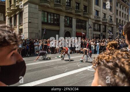 Barcelone, Espagne. 13 mai 2021. Des manifestants ont vu peindre la route pendant la manifestation.quelque 700 étudiants ont manifesté dans le centre de Barcelone à la suite de la grève organisée par les syndicats étudiants. La grève fait partie de la campagne pour que les recteurs signent l'engagement contre la crise de l'éducation, où ils demandent l'égalisation des prix des maîtresses et des diplômes et la rémunération obligatoire des stages. Crédit : SOPA Images Limited/Alamy Live News Banque D'Images