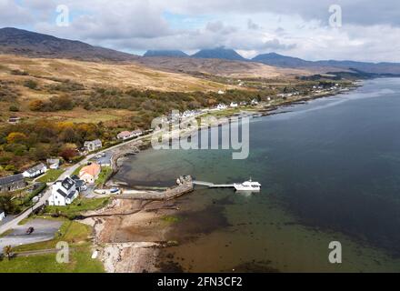 Vue aérienne du village et de la jetée de Craighouse, île du Jura, Hébrides intérieures, Écosse. Banque D'Images