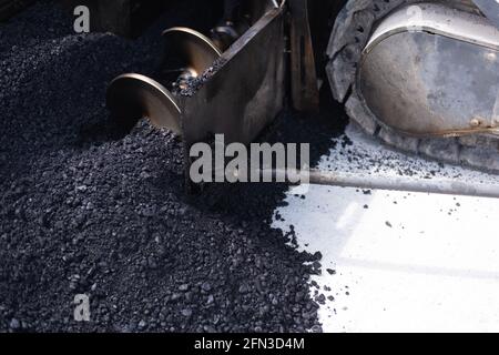 Rouleau d'asphalte lourd moderne qui empilent et presse l'asphalte chaud. Machine de réparation sur route jaune. Réparation dans une ville moderne avec un compacteur à rouleaux à vibrations Banque D'Images