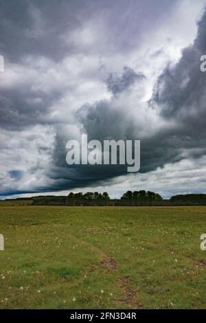 un nuage noir foncé sur étagère qui apporte une forte pluie ouverte campagne Banque D'Images