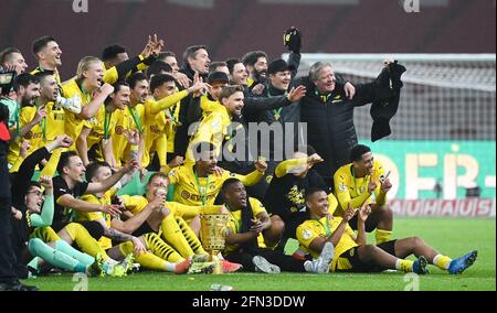 Berlin, Allemagne. 13 mai 2021. Dernière jubilation après la fin du match au gagnant de la coupe 2021 BVB : photo de l'équipe, photo de l'équipe, photo de l'équipe avec la coupe, coupe DFB, coupe du gagnant, trophée, coupe du gagnant, trophée, tasse. Finale de la coupe GES/football/DFB : RB Leipzig- Borussia Dortmund, 13 mai 2021 football/football : finale de la coupe allemande : Leipzig vs. Dortmund, Berlin, 13 mai 2021 | usage dans le monde crédit : dpa/Alay Live News Banque D'Images