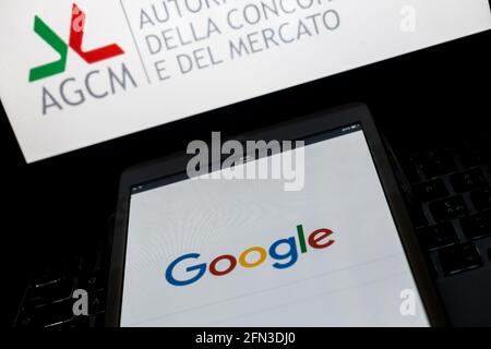 Rome, Italie. 13 mai 2021. Composition photo du symbole du moteur de recherche Google représenté sur un ordinateur personnel et un smartphone, l'Autorité de la concurrence et du marché a imposé une amende de plus de 102 millions d'euros à la société Alphabet et ses filiales Google et Google Italie pour exclusion d'Android Auto JuicePass, L'application Enel X pour la recherche et la réservation de postes de charge pour voitures électriques. (Photo par Andrea Ronchini/Pacific Press) crédit: Pacific Press Media production Corp./Alay Live News Banque D'Images