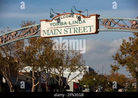 Yorba Linda, Californie, États-Unis - 12 décembre 2020 : la lumière de l'après-midi brille sur la rue principale historique du centre-ville de Yorba Linda. Banque D'Images