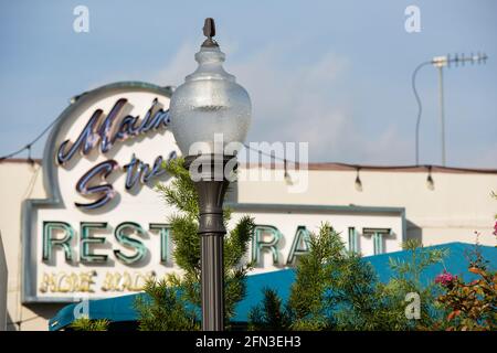 Yorba Linda, Californie, États-Unis - 12 décembre 2020 : la lumière de l'après-midi brille sur la rue principale historique du centre-ville de Yorba Linda. Banque D'Images