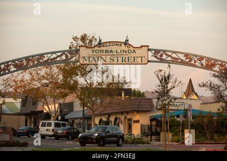 Yorba Linda, Californie, États-Unis - 12 décembre 2020 : la lumière de l'après-midi brille sur la rue principale historique du centre-ville de Yorba Linda. Banque D'Images