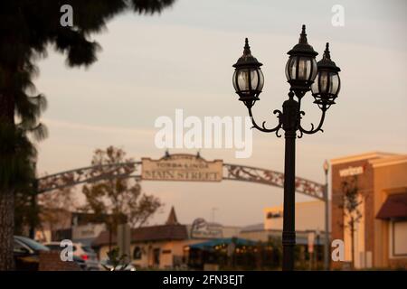 Yorba Linda, Californie, États-Unis - 12 décembre 2020 : la lumière de l'après-midi brille sur la rue principale historique du centre-ville de Yorba Linda. Banque D'Images