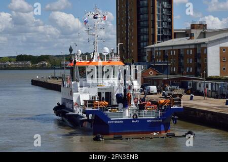 Le dredger hybride à injection d'eau Maas travaillant autour du King George V Lock à Londres Banque D'Images