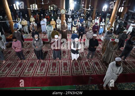 Srinagar, Inde. 13 mai 2021. SRINAGAR, INDE - MAI 13 : les musulmans proposent des prières à l'intérieur d'Aali Masjid à l'occasion d'Eid le 13 mai 2021 à Srinagar, Inde. (Photo par Waseem Andrabi/Hindustan Times/Sipa USA) crédit: SIPA USA/Alay Live News Banque D'Images