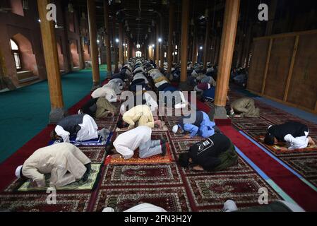 Srinagar, Inde. 13 mai 2021. SRINAGAR, INDE - MAI 13 : les musulmans proposent des prières à l'intérieur d'Aali Masjid à l'occasion d'Eid le 13 mai 2021 à Srinagar, Inde. (Photo par Waseem Andrabi/Hindustan Times/Sipa USA) crédit: SIPA USA/Alay Live News Banque D'Images